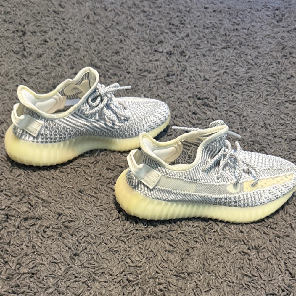 Adidas Yeezy Boost 350 V2 in Gray and Cream Size 5 Men/Kids/6.5 Women’s. - Picture 3 of 4